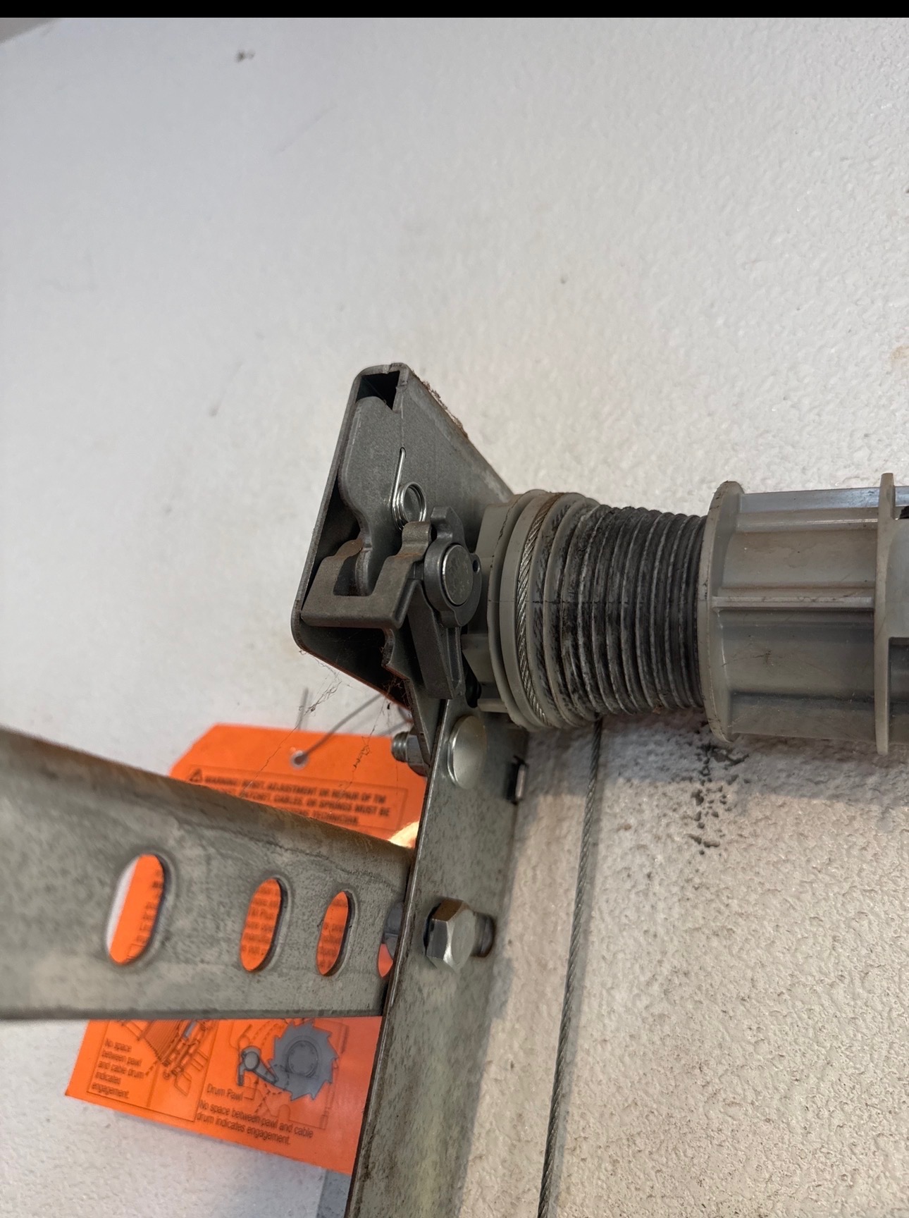 Close-up of a cable drum, lift cable and end bearing plate